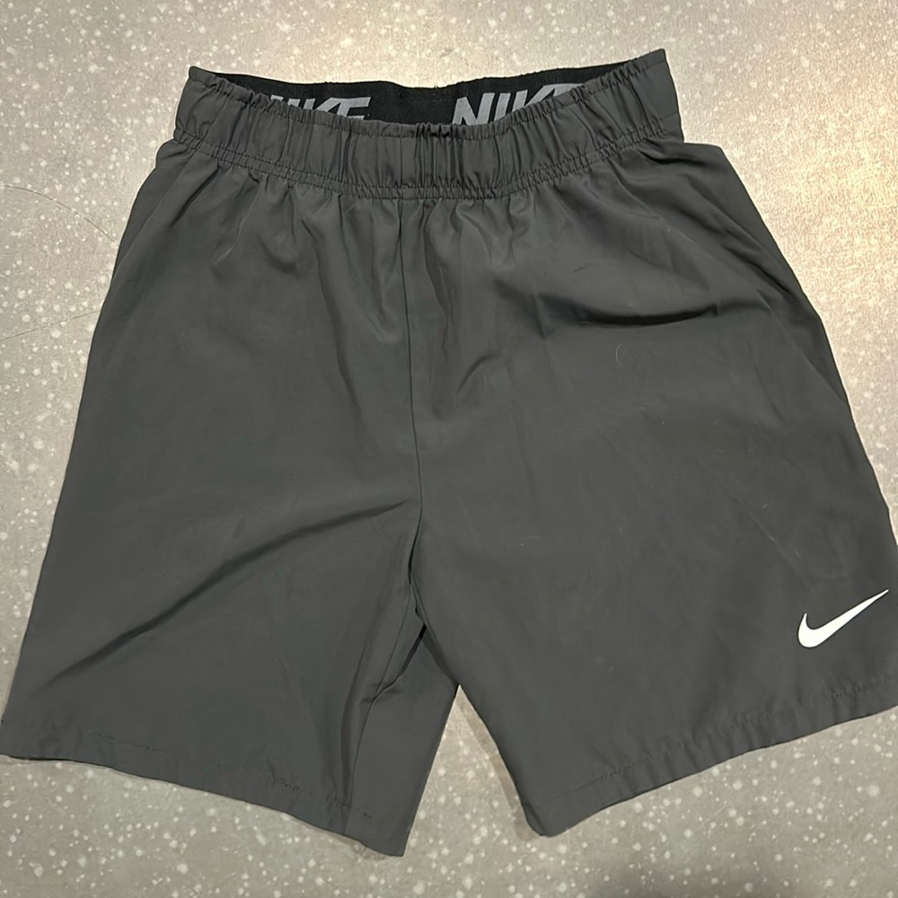 Nike boys dryfit shorts size medium